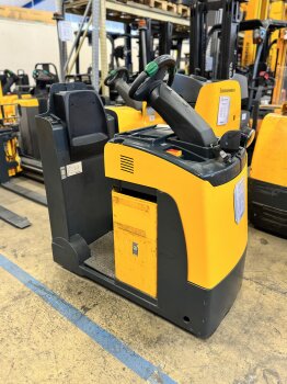 Jungheinrich Schlepper EZS 130