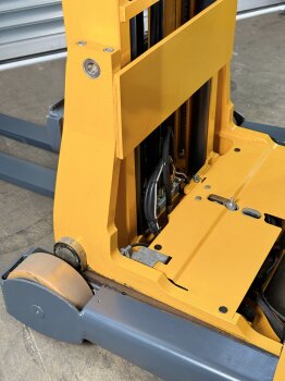 Jungheinrich Schubmaststapler ETV 216