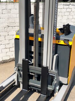 Jungheinrich Schubmaststapler ETV 320